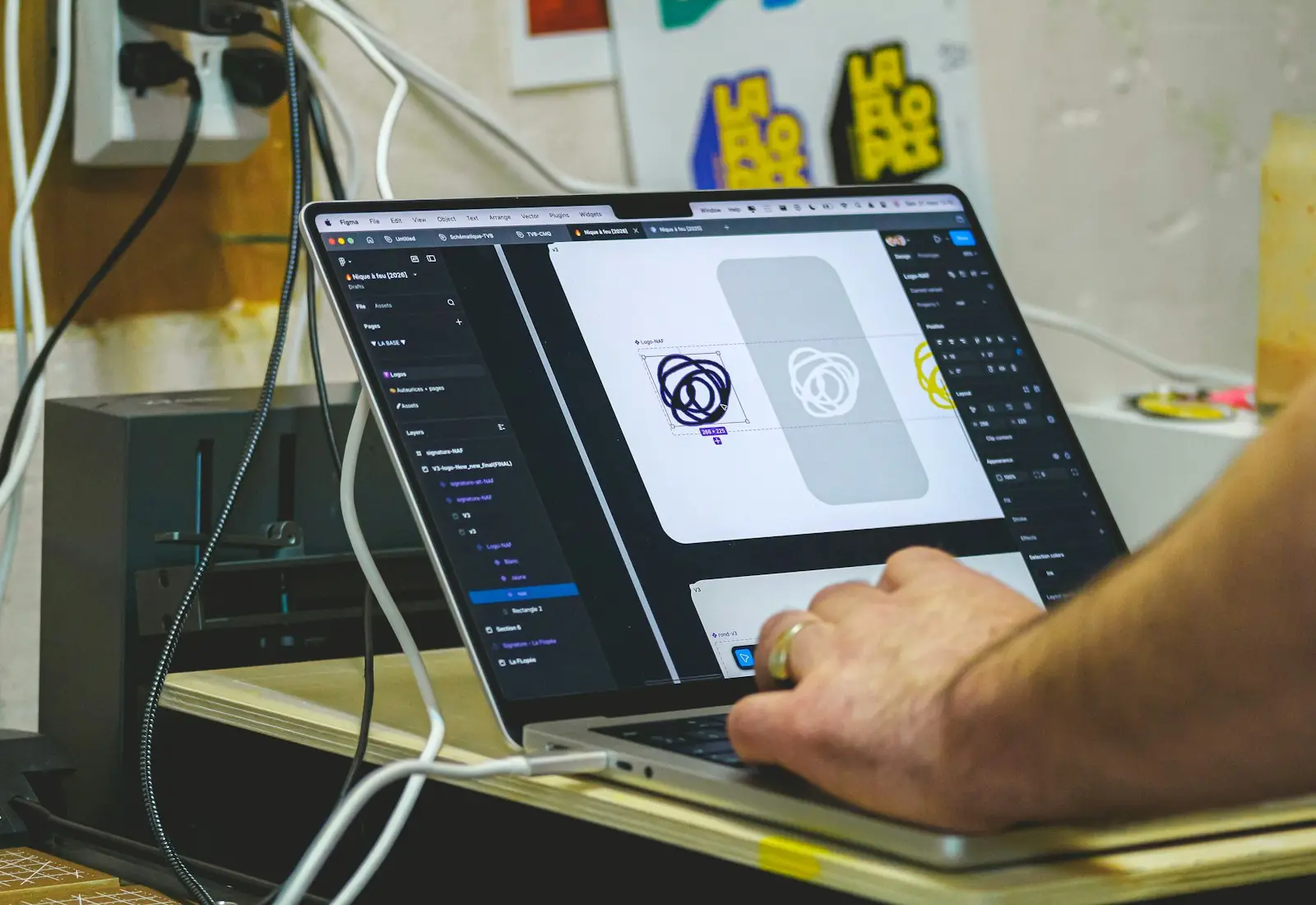 Imagen editorial de un proceso de diseño digital abierto en un portátil